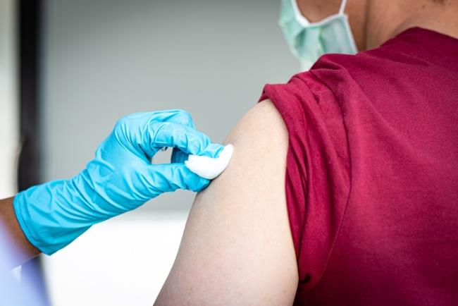 אישה עוברת חיסון לשפעת בתקופת הקורונה